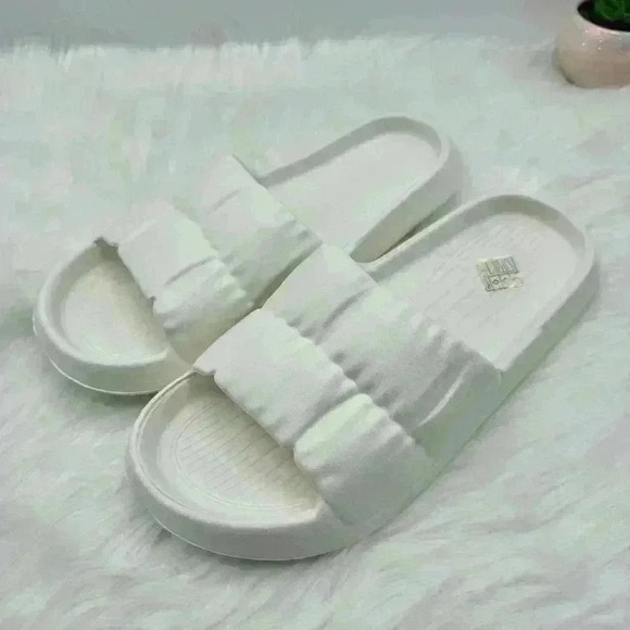 Women Single Band Beach or House Slides, EVA Slides White in size 8-8.5 - Picture 3 of 8